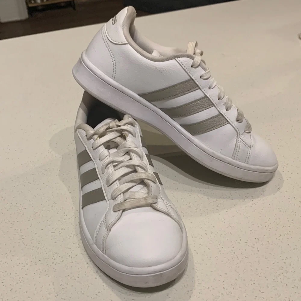 Womens adidas leather shoes - Picture 2 of 9